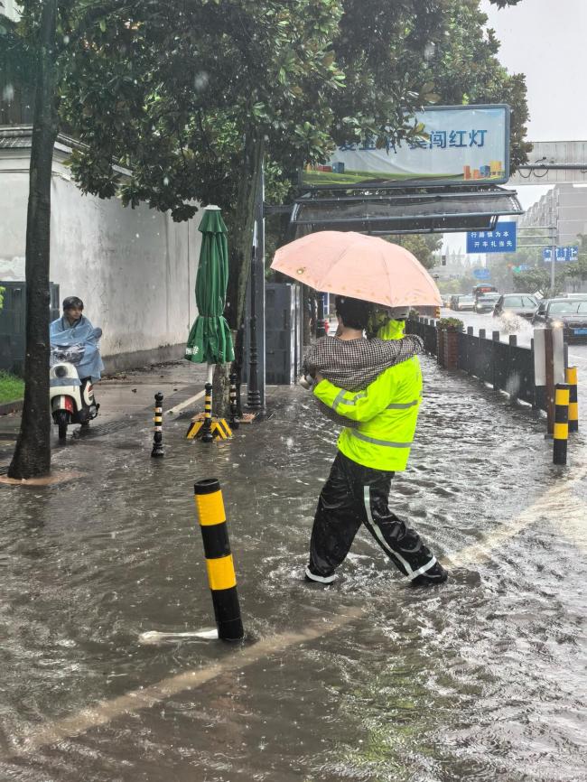 台风天这个“公主抱”好暖