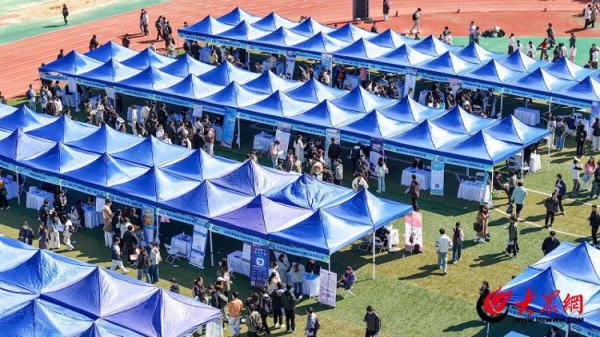 鼎泽配资 青岛西海岸新区举办“起航西海岸·青春赢未来”2025高校毕业生秋季大型巡回招聘会